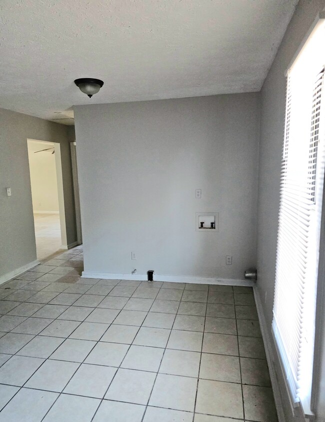 Building Photo - 422 Meriwether St