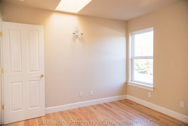Building Photo - 2954 NE Red Oak Dr