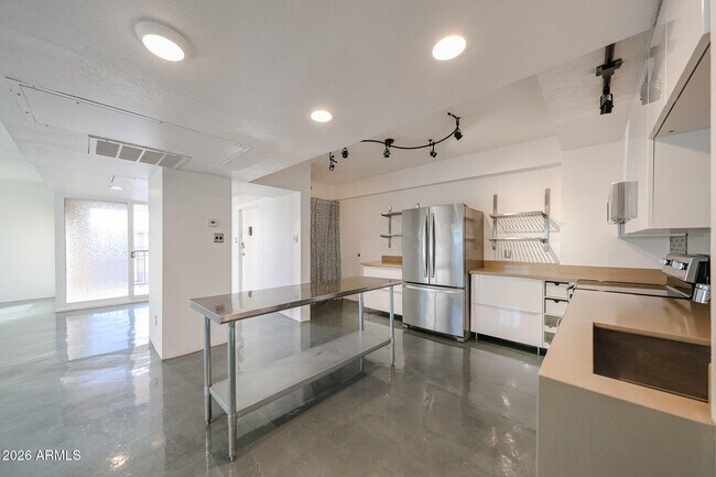 Building Photo - 353 E Thomas Rd