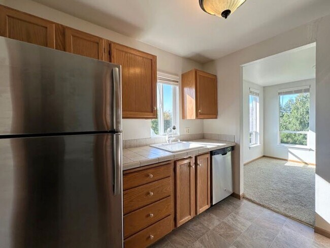 Building Photo - 2 Bedroom 2 bath home with water and mount...