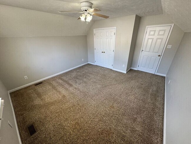 Building Photo - 4 bedroom 3 Bath Home