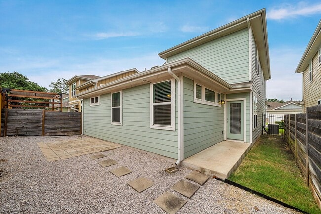 Building Photo - 1408 Casa Dr