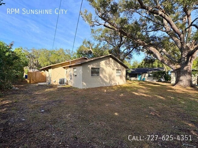 Building Photo - 427 6th Ave NE