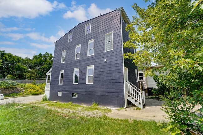 Building Photo - Four Bedroom in Cincinnati!