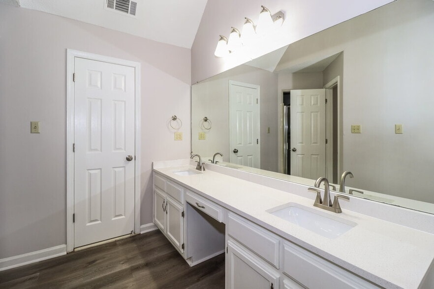 Building Photo - 2418 Lake Edge Dr