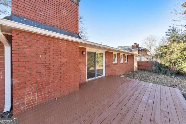 Building Photo - 909 Rosedale Dr