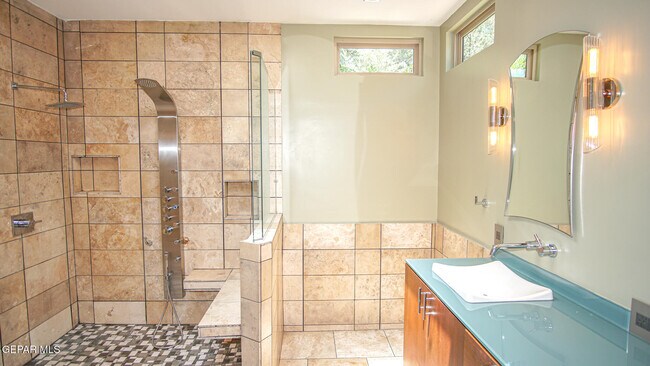 Building Photo - 612 Willow Glen Dr