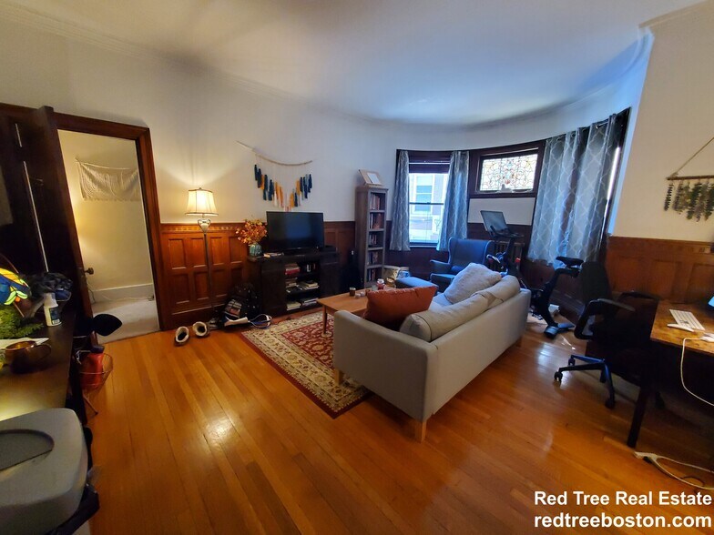 Building Photo - 1748 Beacon St