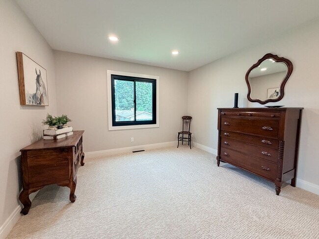 Building Photo - 2318 Hillside Ct