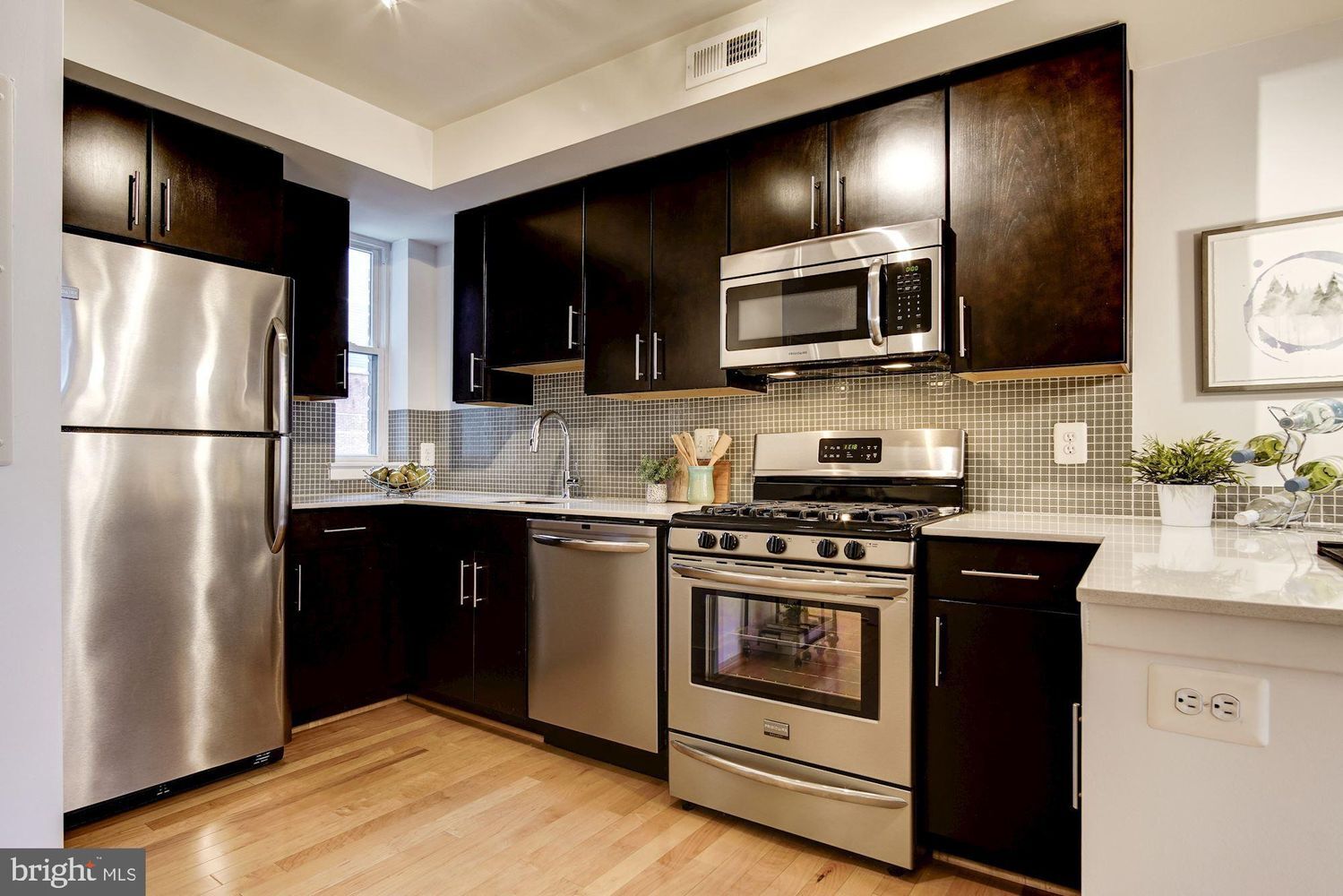 Building Photo - 809 Otis Pl NW