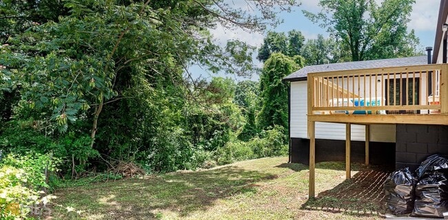 Building Photo - 2145 Castlewood St