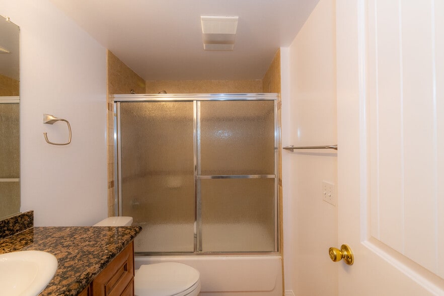Full Bath b - 127 N Everett St