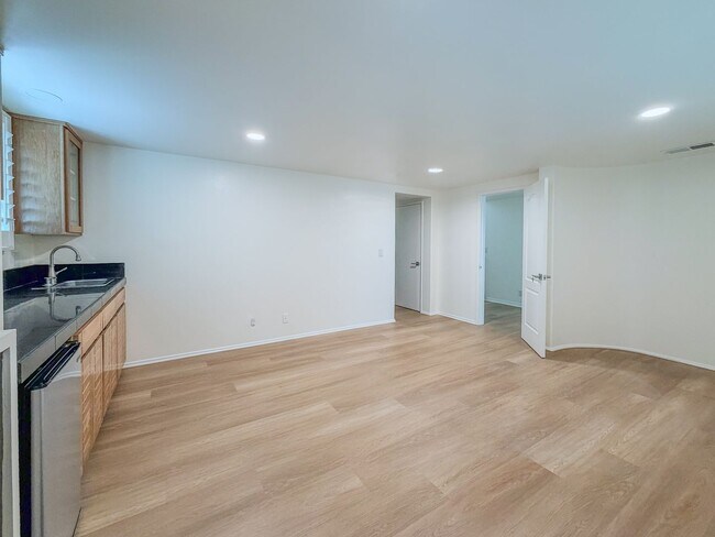 Building Photo - 3525 Sunset Ln