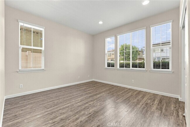 Building Photo - 212 Summit Vista