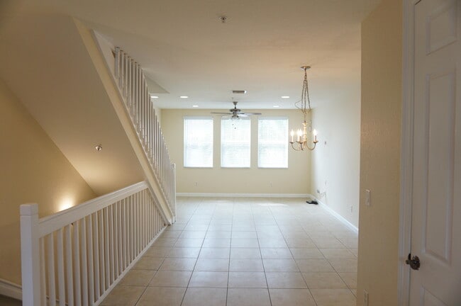 Building Photo - 883 Millbrae Ct