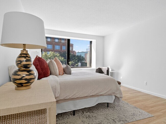 Building Photo - 65 E India Row