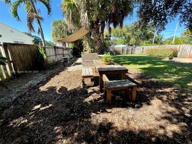 Building Photo - 4520 SW 24th Ave