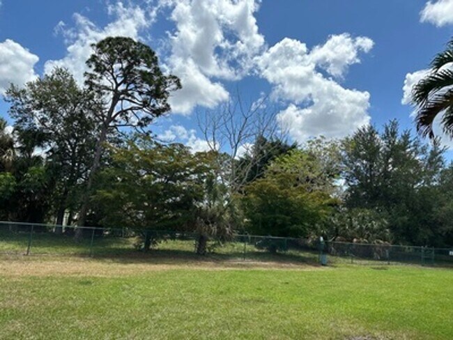 Building Photo - well-maintained 1-bedroom, 1-bath home in Bonita Springs