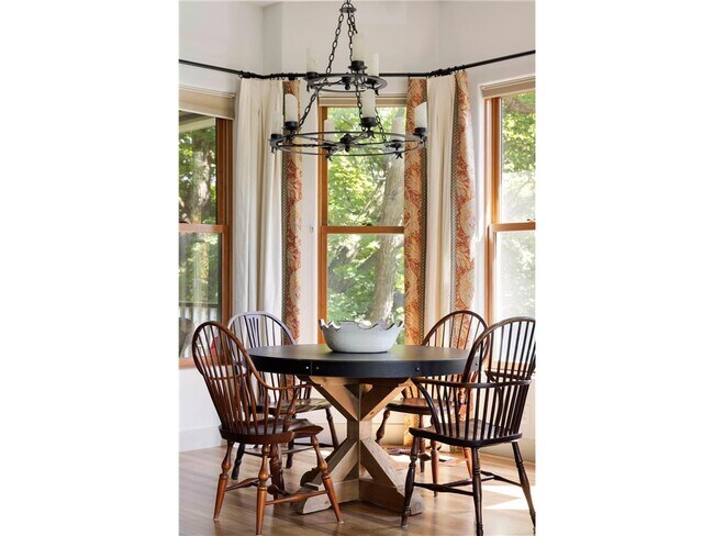 Building Photo - 745 Rice St E