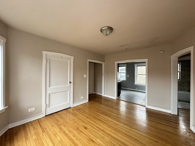 Building Photo - 4027 W Melrose St