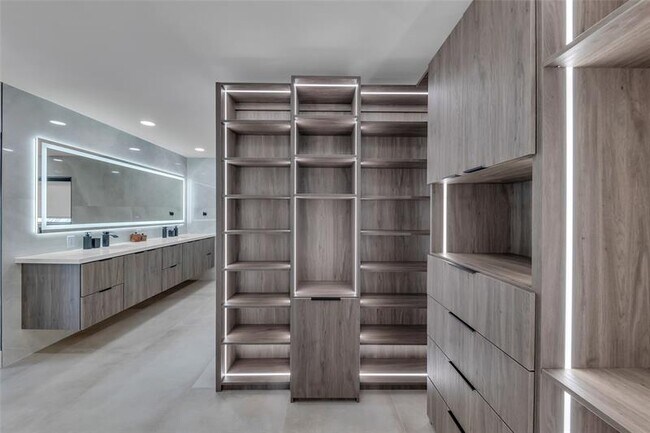 Building Photo - 160 SE 3rd Ct