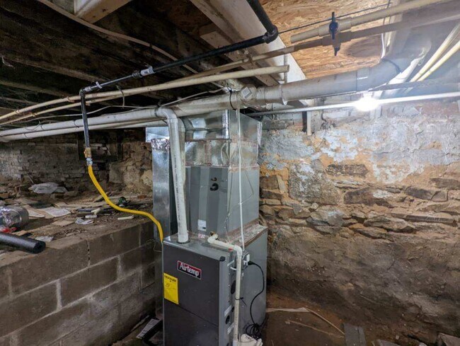 Building Photo - 2027 Wilkens Ave