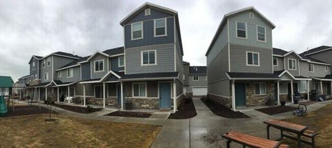 Building Photo - Beautiful 3 Story Vineyard Townhome