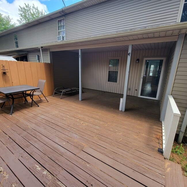 Building Photo - 3/2 Townhouse-Cookeville City Limits-End Unit