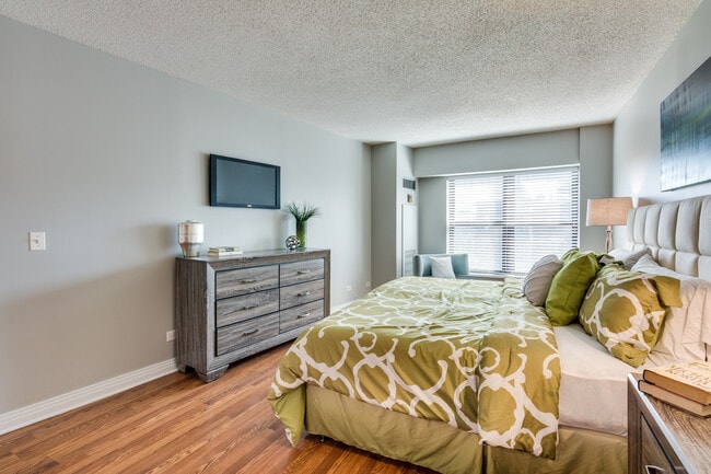 Building Photo - 350 W Belden Ave