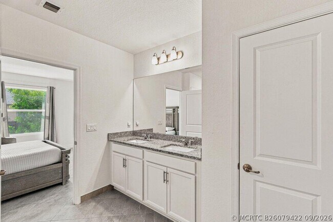Building Photo - 226 SW Milburn Cir