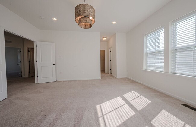 Building Photo - Large Family Home in Middletown, New and Upcoming area
