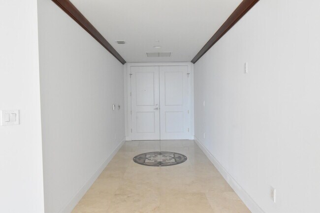 Building Photo - 1063 Hillsboro Mile