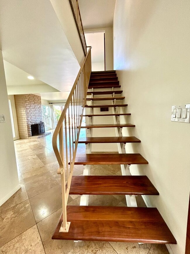 Building Photo - Stunning 3 Bed/3.5 Bath with Panoramic Views!