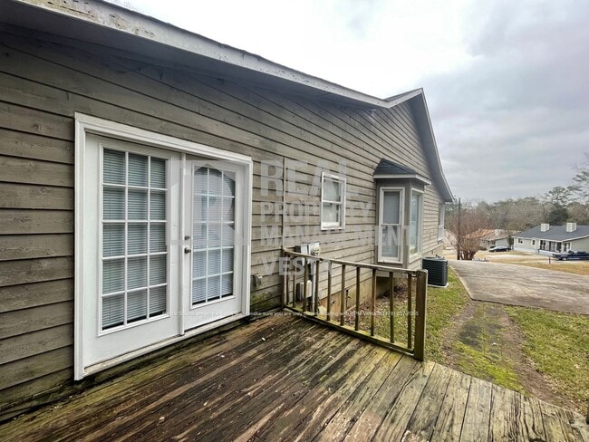 Building Photo - 402 Steeplechase-