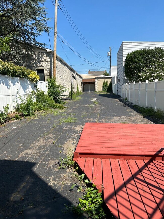 Building Photo - 475 W Market St