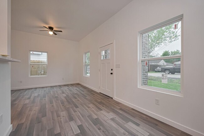 Building Photo - AFFORDABLE 4BD/2.5BA SINGLE HOUSE!