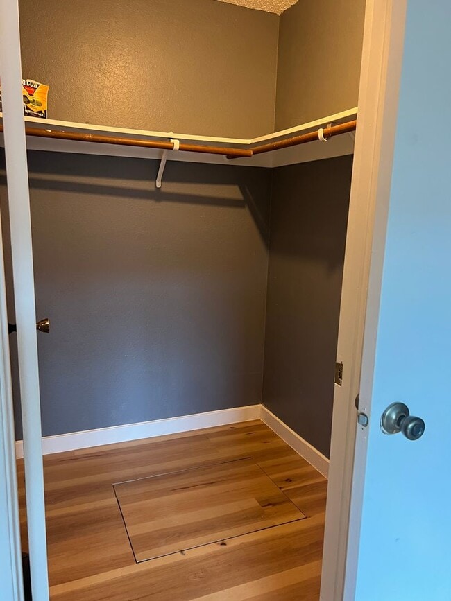 Building Photo - 4Bedroom House