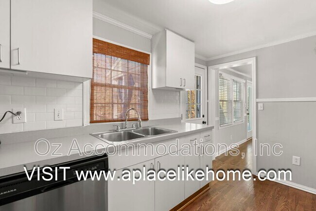 Building Photo - 7404 Village Dr