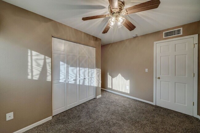 Building Photo - 3301 W Loma Ln