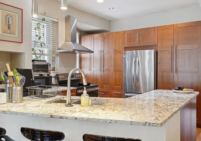 Building Photo - Modern 3BR/3BA Condo with Outdoor Space & ...