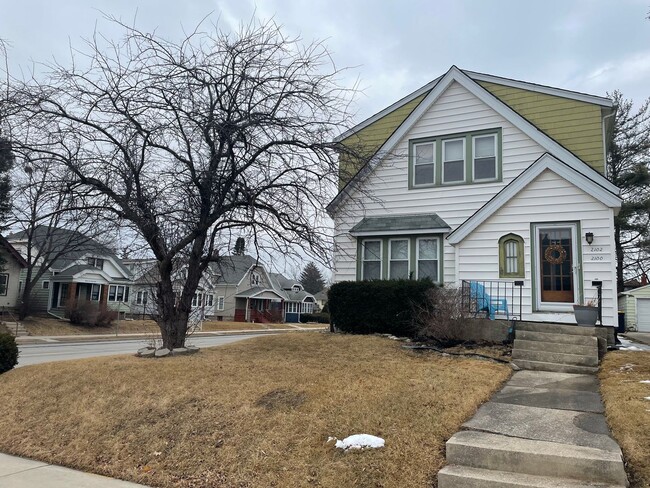 Primary Photo - 2100-2102 S 85th St.