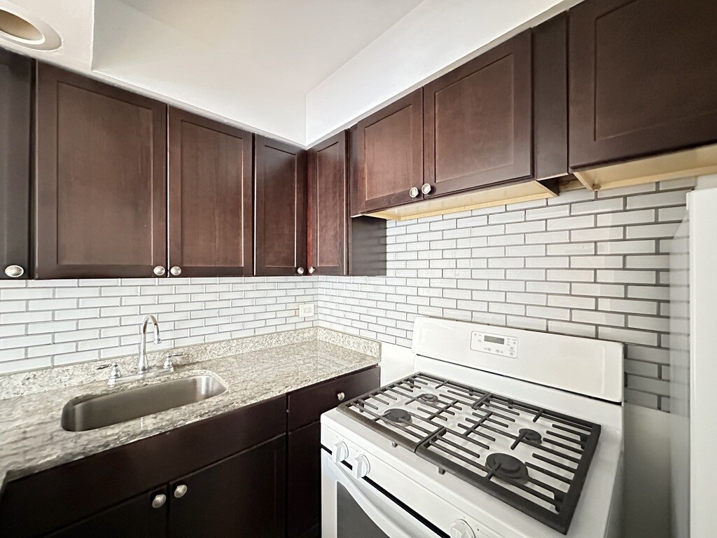 Building Photo - 6830 N Sheridan Rd