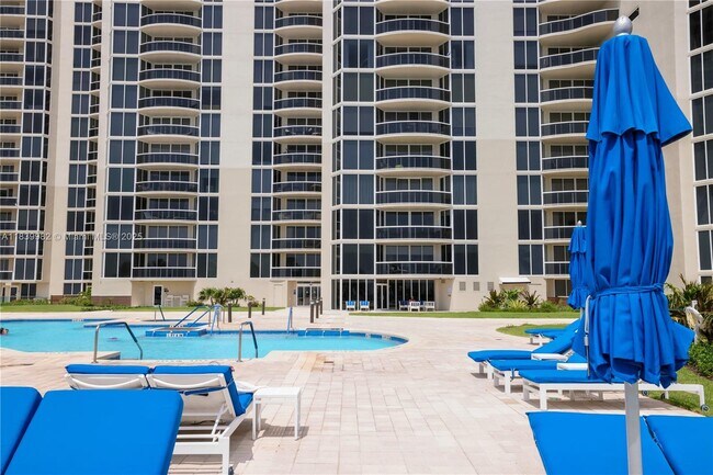 Building Photo - 17555 Collins Ave