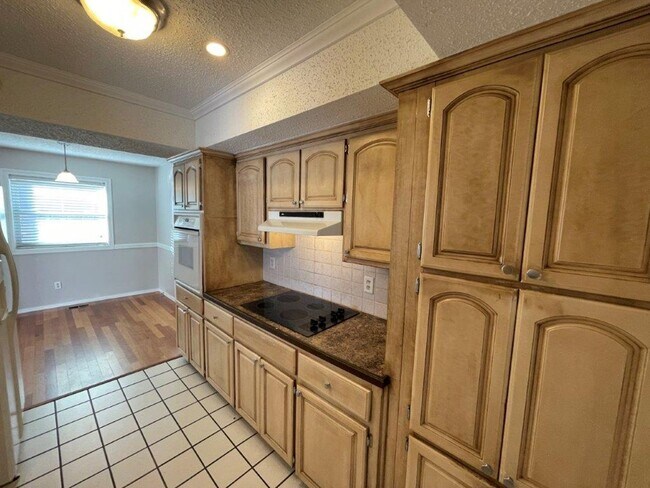 Building Photo - 3 bed 2 bath, 2 car with wood floors, fenc...