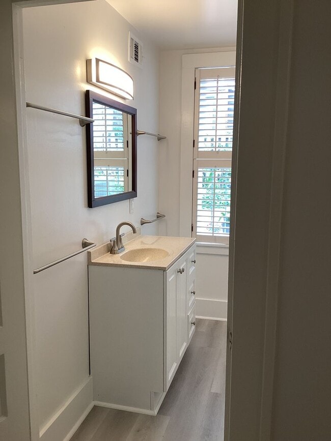 Building Photo - 114 E Jones St