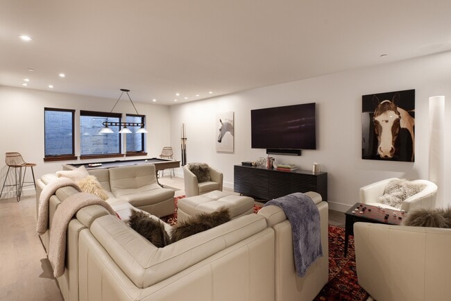 Building Photo - 717 S Aspen St