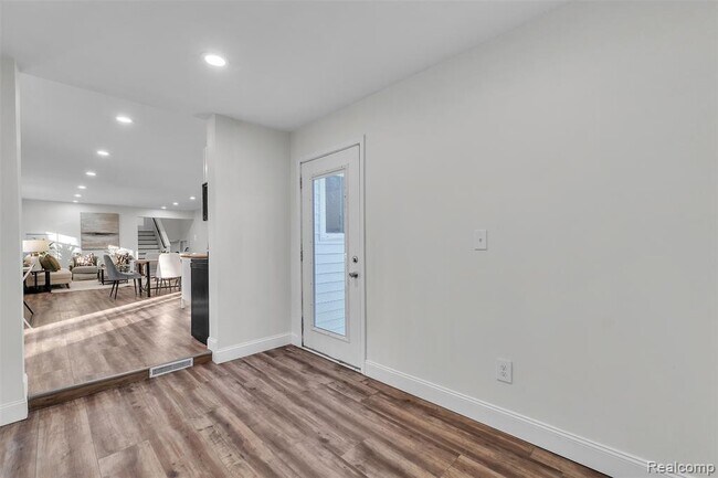 Building Photo - 8165 Leonard Dr