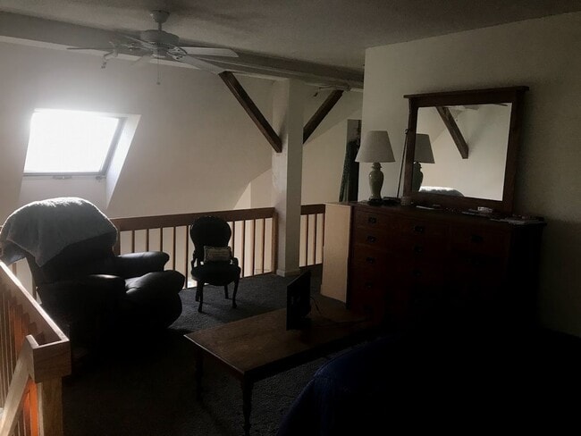 Building Photo - 1 Bedroom/ 1 Bath Apartment