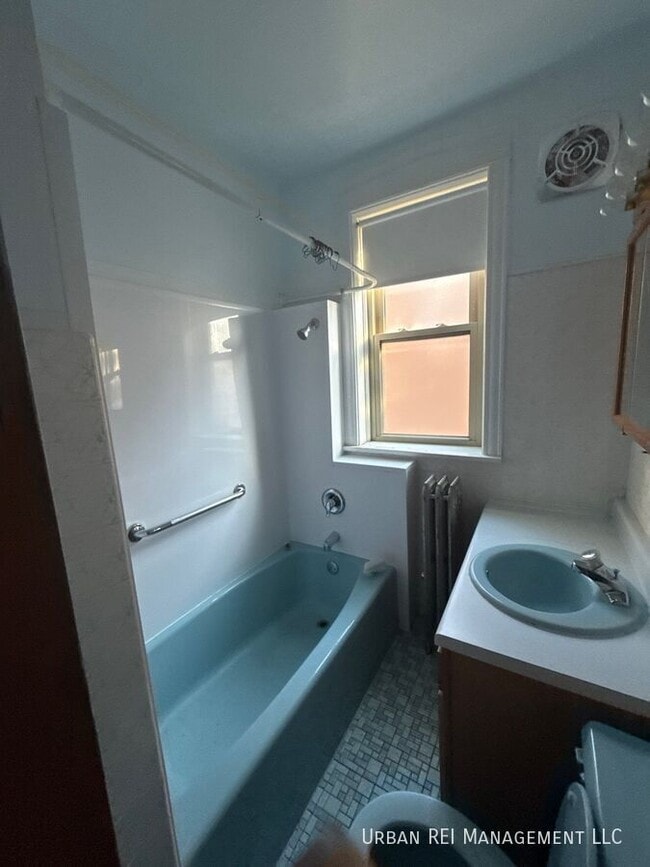 Building Photo - 3342 S Lowe Ave