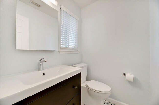 Building Photo - 5804 Cedardale Dr